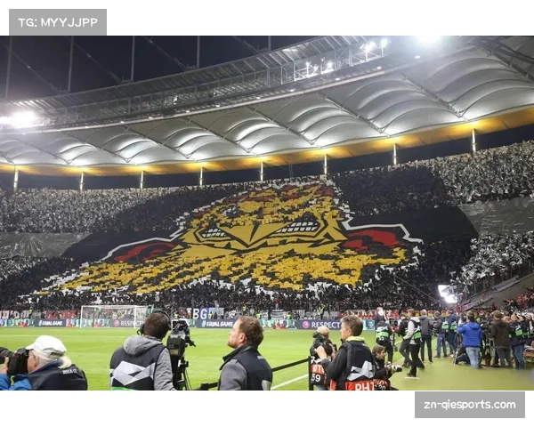 赛季主场收官战,法兰克福球迷展示巨型TIFO致敬球队